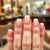 Historia i trendy manicure francuskiego: klasyka w nowym wydaniu